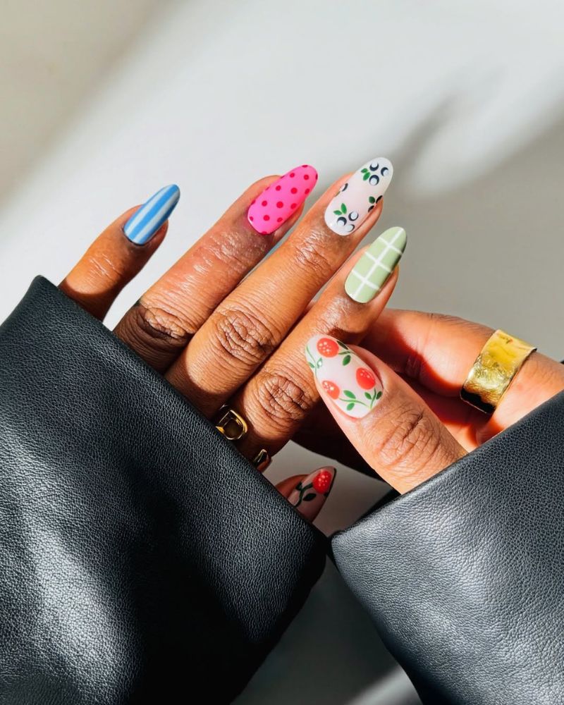 neutral summer manicure idea for a stylish aesthetic