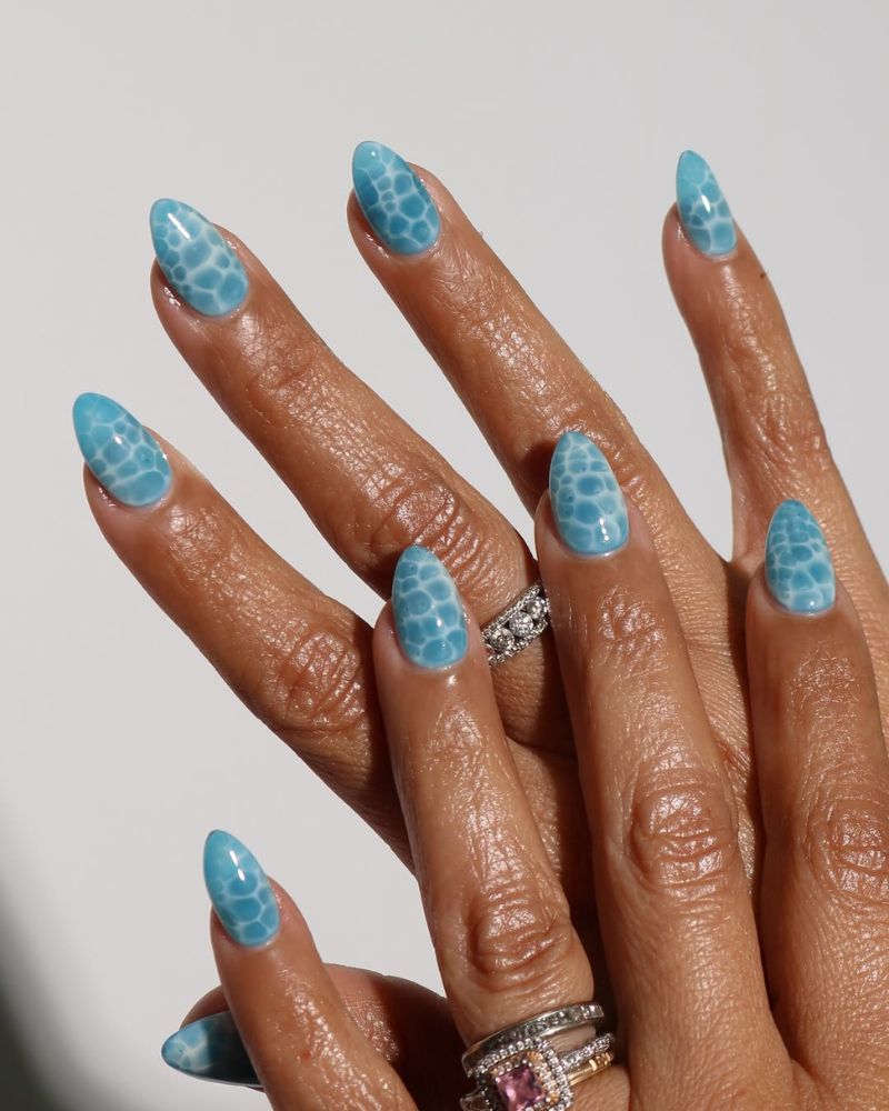blue manicure for summer with ripples effect