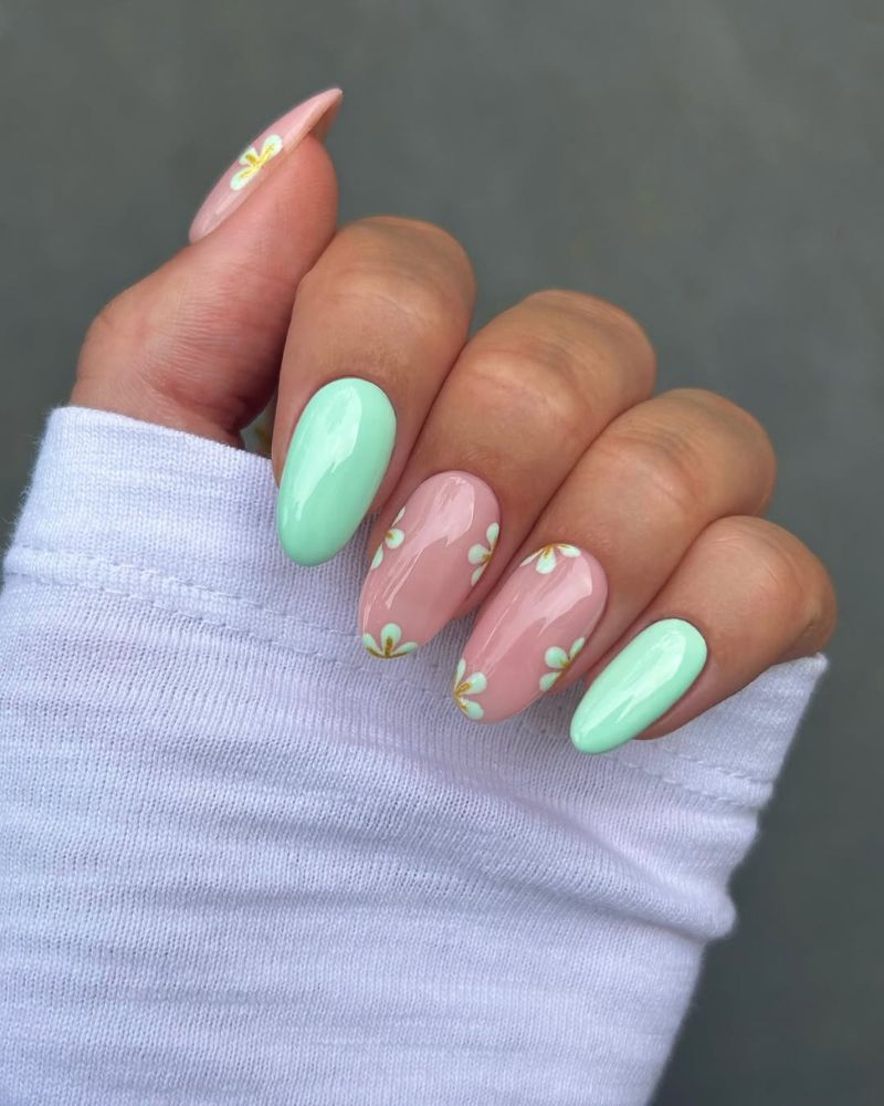 mint green nails, minty green nails