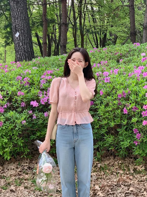 23. A Blossoming Spring Look with Soft Pink Elegance