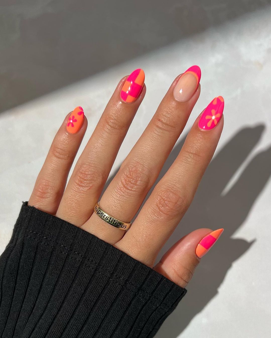 Graphic pink and orange summer nails