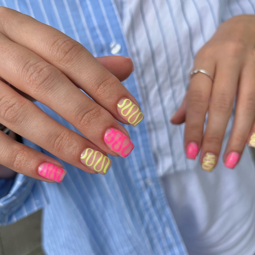 Strawberry sauce like swirls on nails