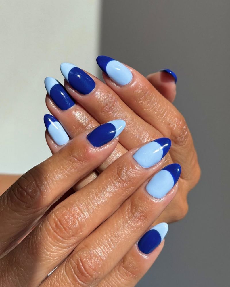navy blue and baby blue nails for summer that look like the ocean