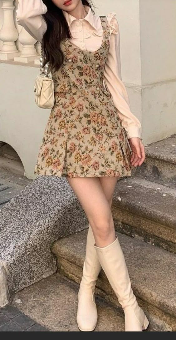 36. Effortless Romance: Floral Pinafore Meets Vintage Elegance