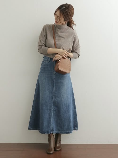 28. Effortless Elegance in Denim: A Spring Classic