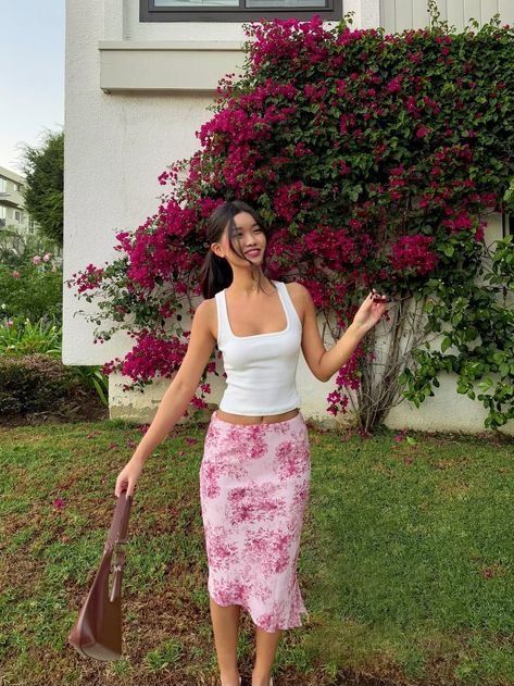 30. Effortless Elegance: White and Floral Pink for Spring
