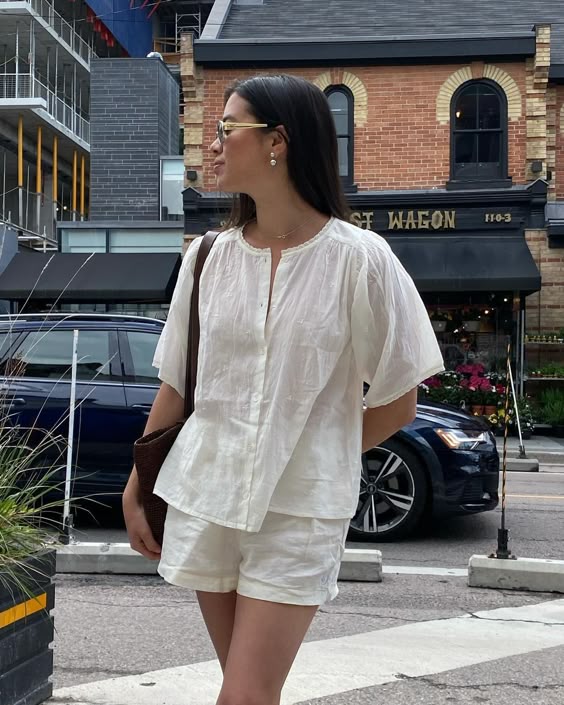 30. Effortless Elegance in a Crisp White Ensemble
