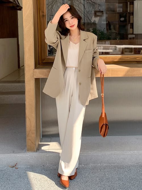 7. Effortless Elegance: The Beige Blazer Look You Need This Spring