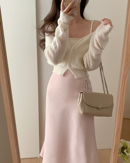 21. Soft Elegance with a Touch of Spring Bliss