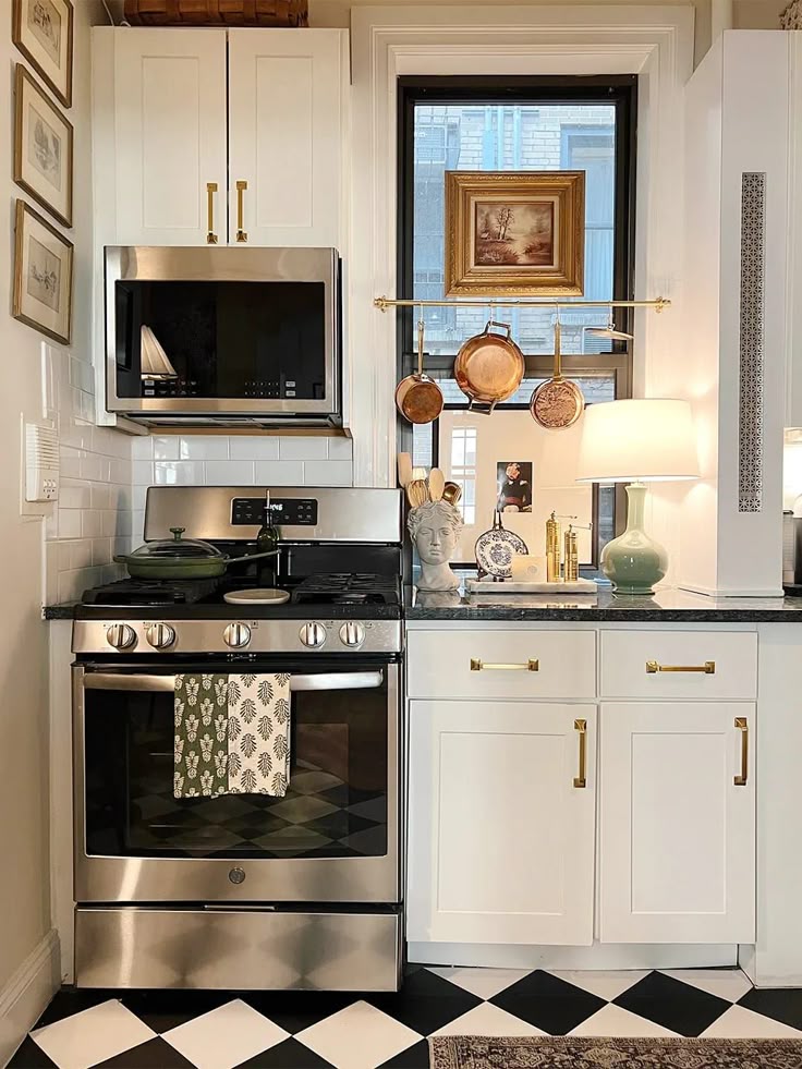A charming Nancy Meyers style kitchen