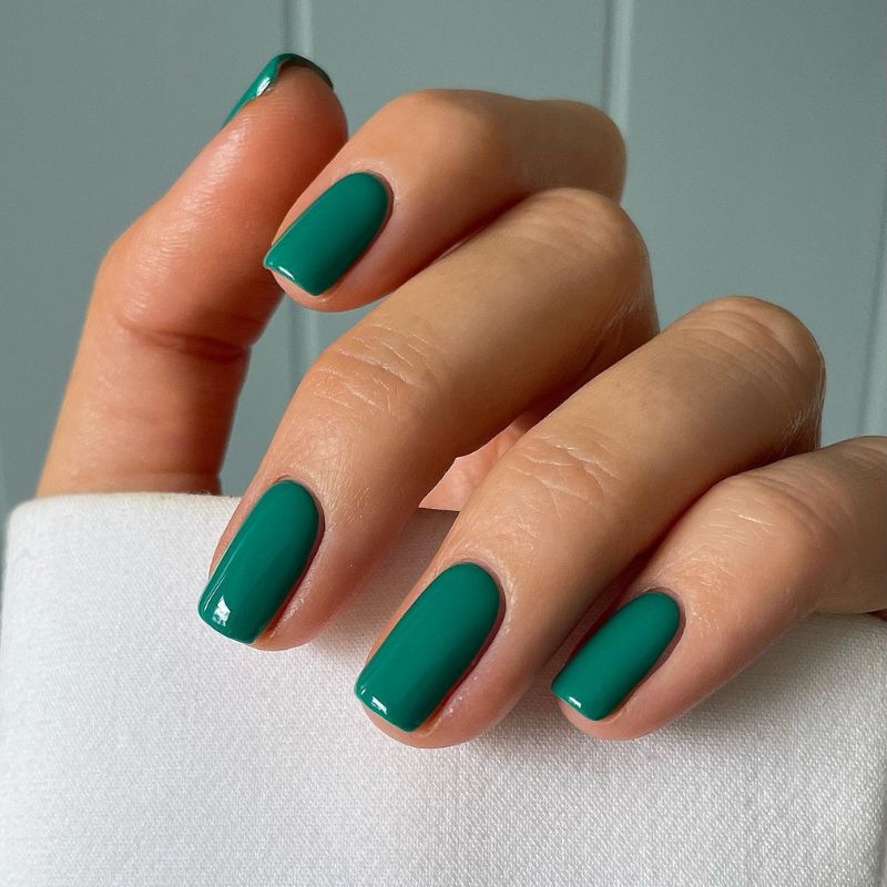 Glossy Emerald Green Nails