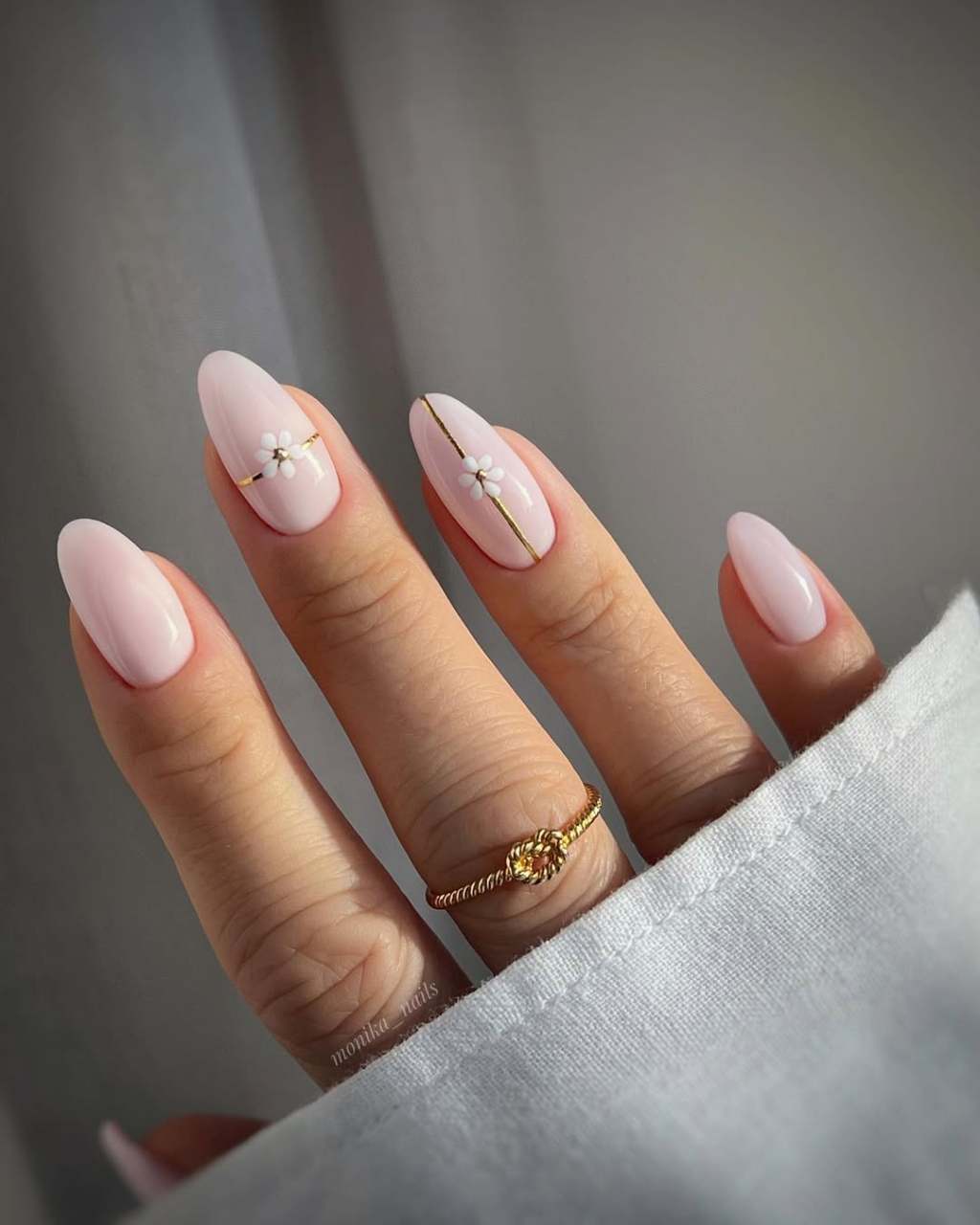 classy white and gold trendy simple nail designs with cute daisy nail art