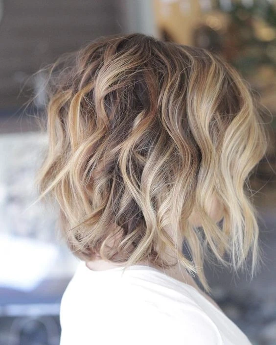 Bouncy Wavy Bob in Honey-Blonde